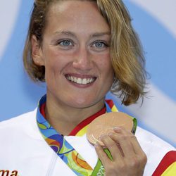 Mireia Belmonte Garcia mostrando el bronce después de la competición de los 400 metros en los Juegos Olímpicos de Río