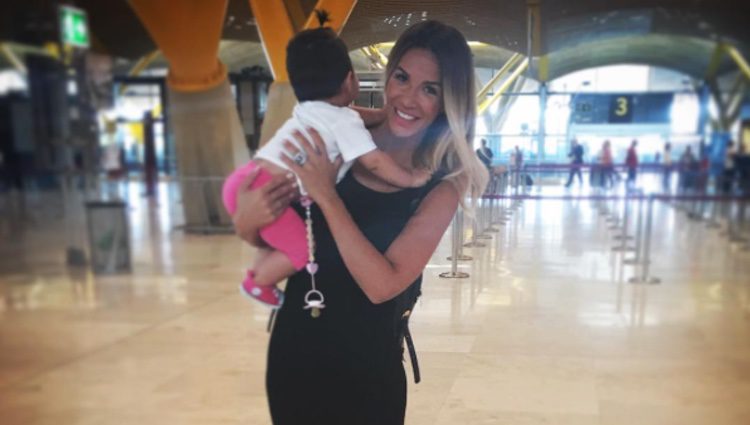 Tamara Gorro con su hija Shaila en el aeropuerto poniendo rumbo a Rusia