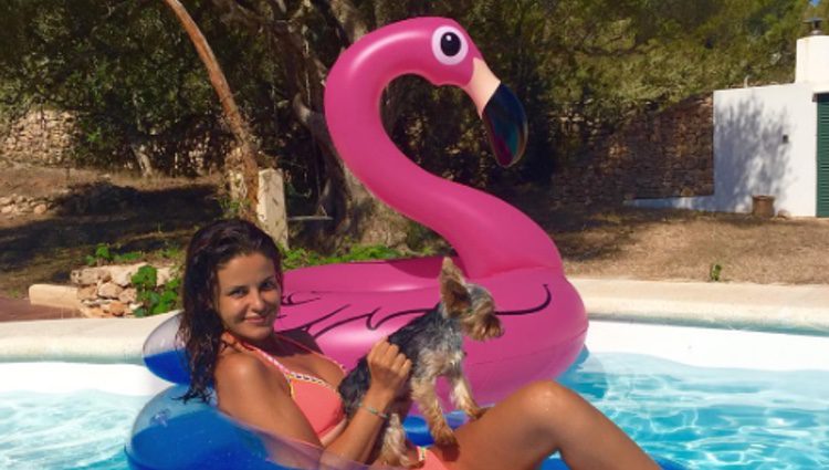 Marta Torné posando en un flotador junto a su perro