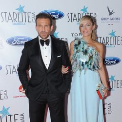 Luján Argüelles junto a su pareja Carlos en la Gala Starlite 2016