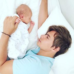 Carlos Baute con su hijo Markuss echándose la siesta