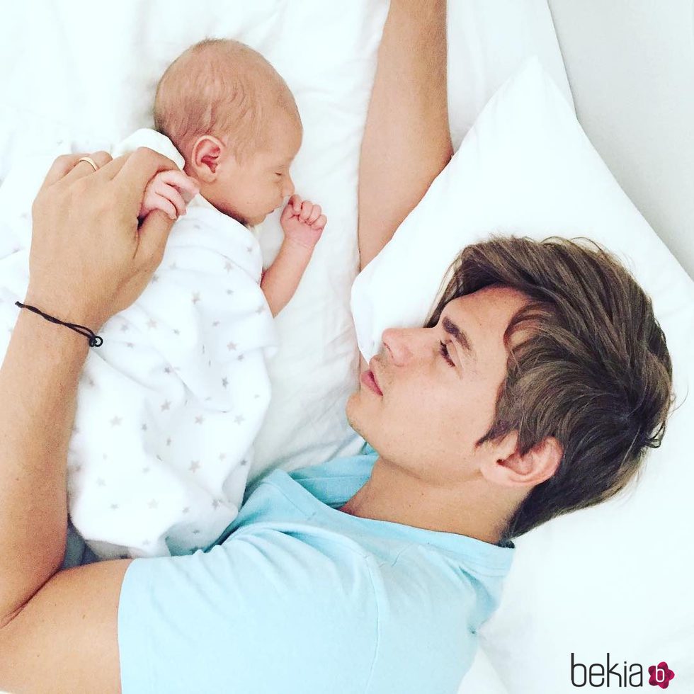 Carlos Baute con su hijo Markuss echándose la siesta