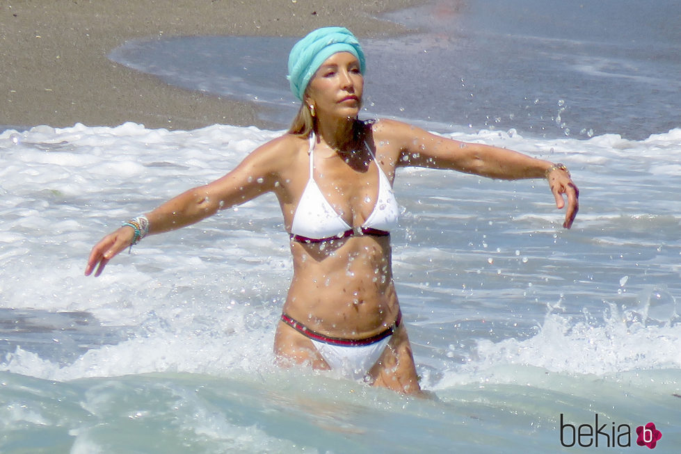 Carmen Lomana dándose un chapuzón en las playas de Marbella