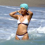 Carmen Lomana muy chic con un bikini blanco y un turbante turquesa en Marbella