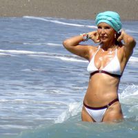 Carmen Lomana muy chic con un bikini blanco y un turbante turquesa en Marbella