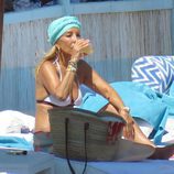 Carmen Lomana tomando un refresco durante un día de playa en Marbella