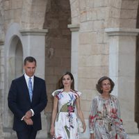 Los Reyes Felipe y Letizia y la Reina Sofía en la recepción a las autoridades de Mallorca