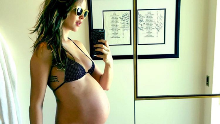 Behati Prinsloo muestra su barriguita de embarazada en su octavo mes