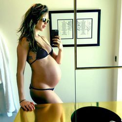 Behati Prinsloo muestra su barriguita de embarazada en su octavo mes