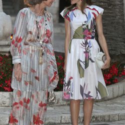 La Reina Sofía y la Reina Letizia hablando durante la recepción a las autoridades de Mallorca
