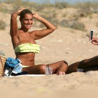 Maxi Iglesias haciendo una foto a su novia Saray Muñoz en una playa de Cádiz