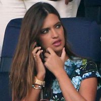 Sara Carbonero muy pendiente de su teléfono móvil en el Estadio do Dragao