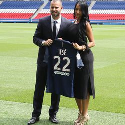 Jesé Rodríguez con su novia Aura Ruiz en su presentación como jugador del PSG