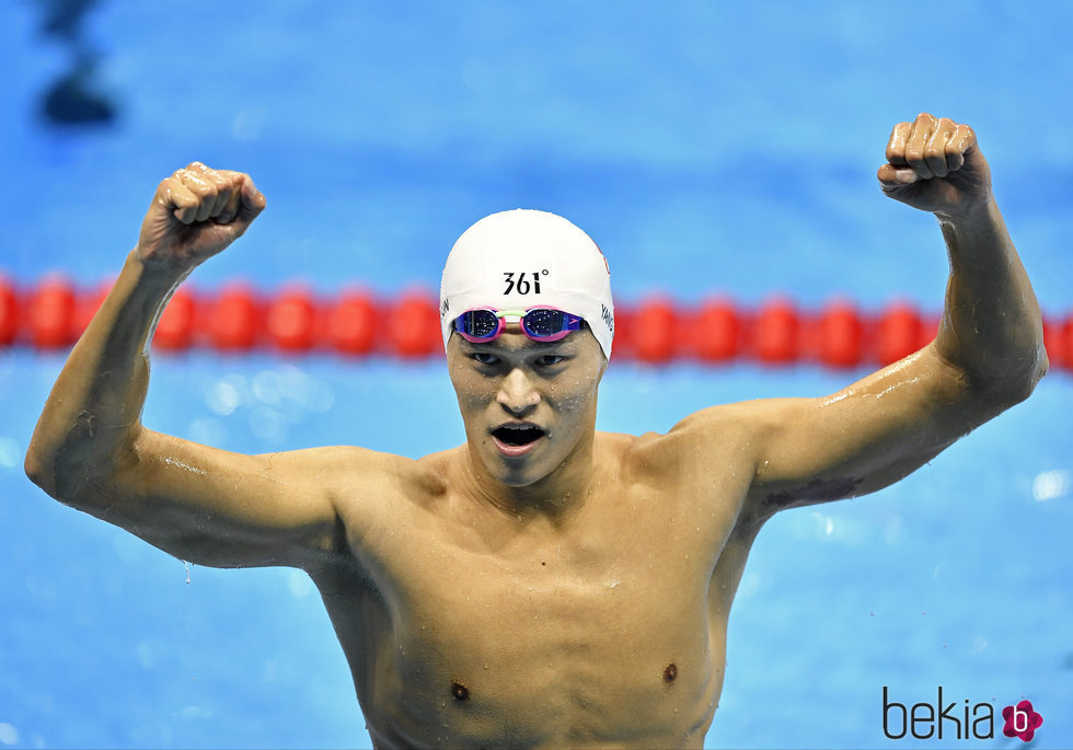 Sun Yang celebrando su medalla de oro en Río 2016