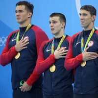 El equipo de natación de Estados Unidos tras ganar el Oro en los 400 metros libres en Rio 2016