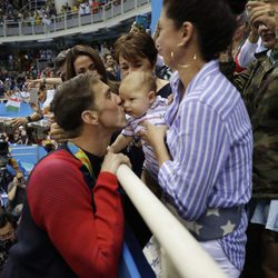 Michael Phelps celebra que ha ganado una nueva medalla de oro junto a su bebé y su mujer