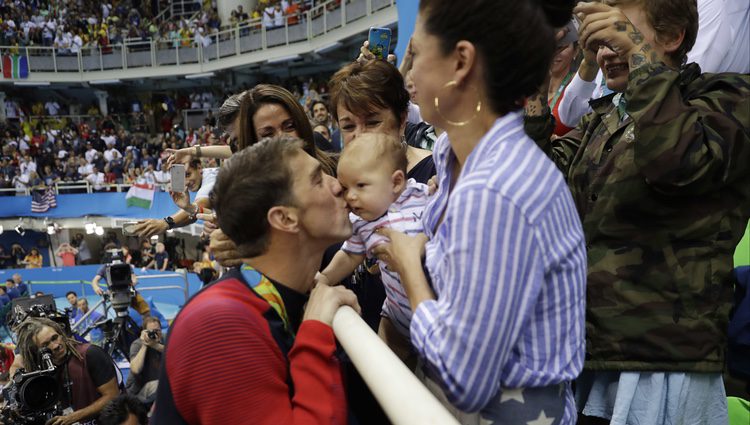 Michael Phelps celebra que ha ganado una nueva medalla de oro junto a su bebé y su mujer