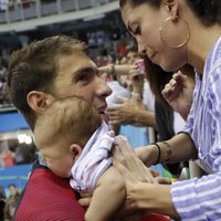 Michael Phelps abrazando a su bebé en lso Juegos Olímpicos de Río 2016.