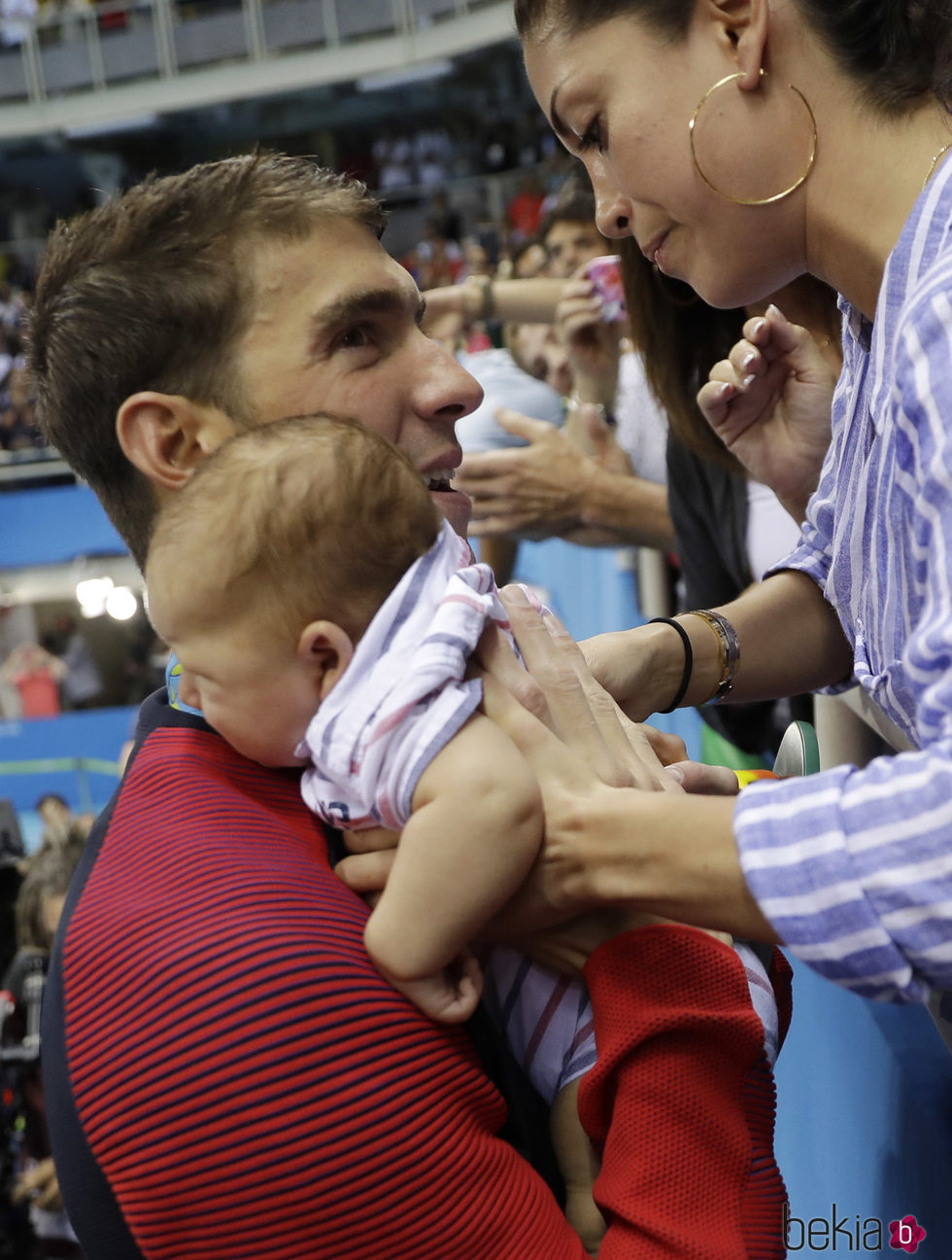 Michael Phelps abrazando a su bebé en lso Juegos Olímpicos de Río 2016.
