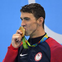 Michael Phelps besando su medalla de oro ganada en los 200 metros mariposa