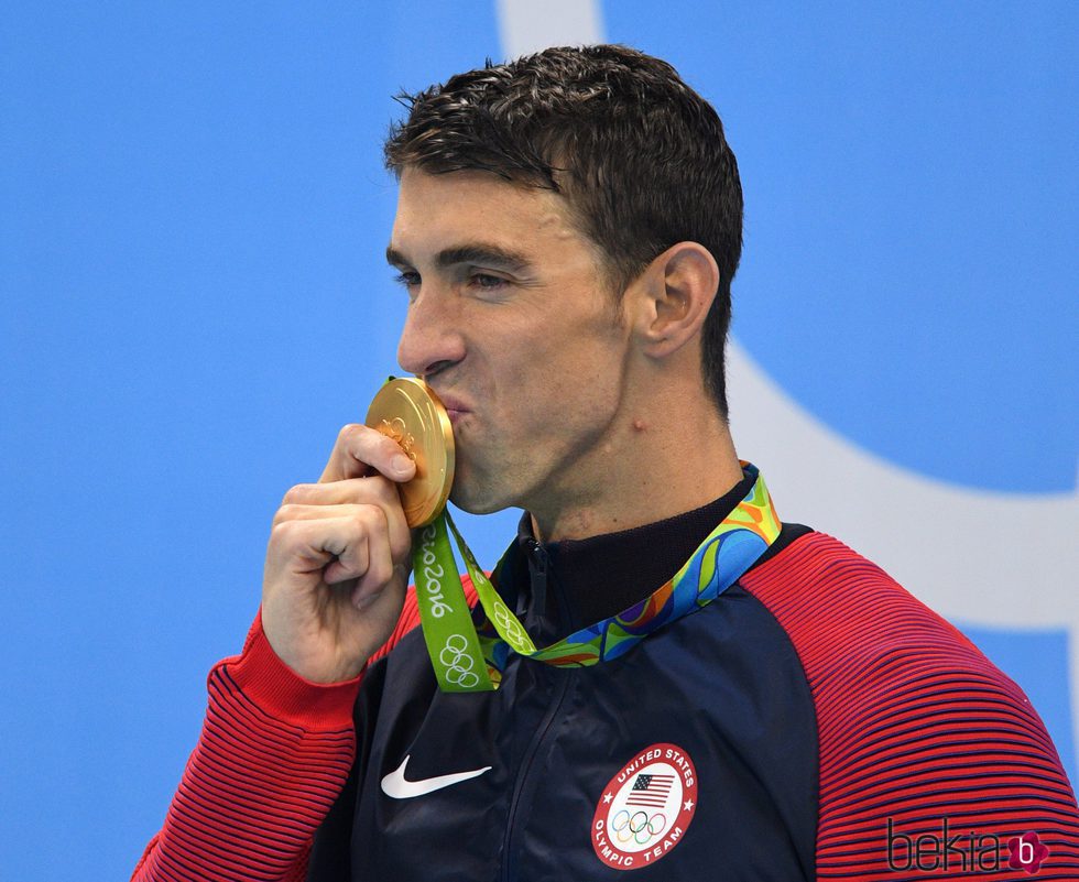 Michael Phelps besando su medalla de oro ganada en los 200 metros mariposa