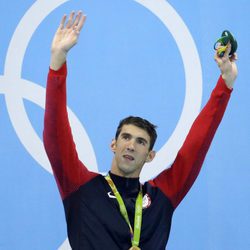 Michael Phelps alzando las manos tras hacerse con una nueva medalla olímpica de oro