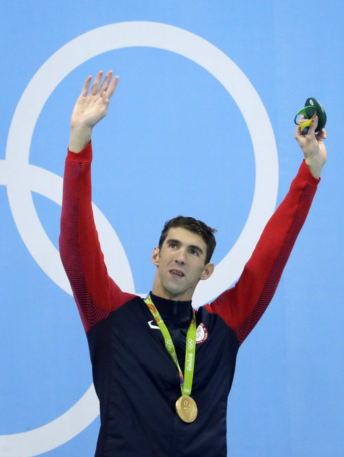 Michael Phelps alzando las manos tras hacerse con una nueva medalla olímpica de oro