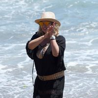 Terelu Campos tocando las palmas durante una jornada de playa en Marbella