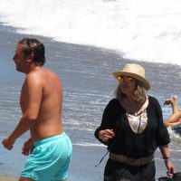 Terelu Campos charlando con Juan Peña en la orilla de una playa de Marbella