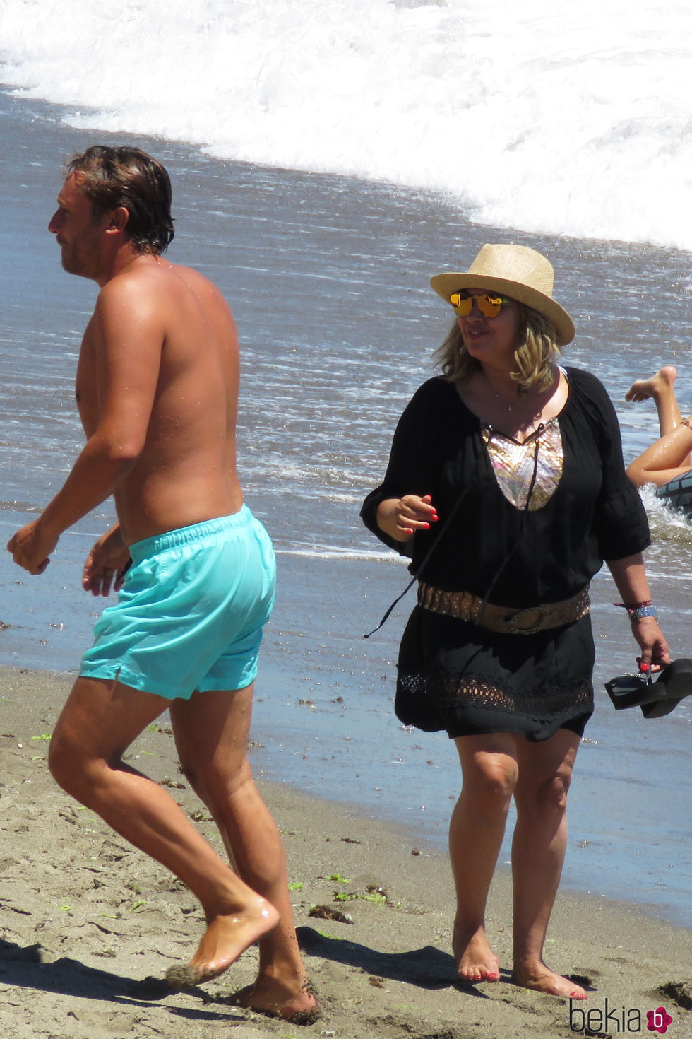 Terelu Campos charlando con Juan Peña en la orilla de una playa de Marbella