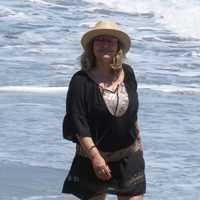Terelu Campos paseando muy sonriente por las playas de Marbella