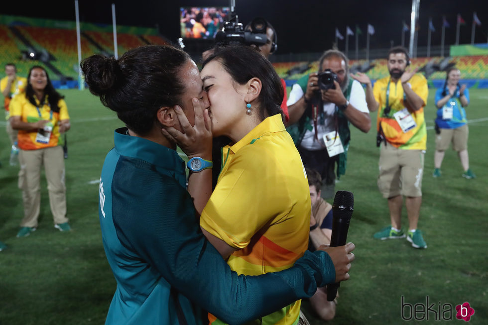 Marjorie Enya e Isadora Cerullo dándose un beso en los Juegos Olímpicos de Río 2016