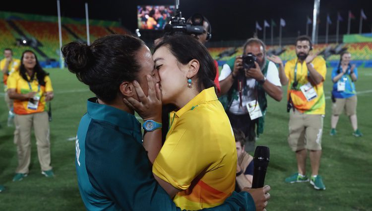 Marjorie Enya e Isadora Cerullo dándose un beso en los Juegos Olímpicos de Río 2016
