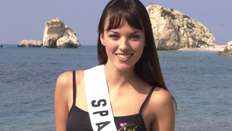 Helen Lindes en traje de baño en el certamen de Miss Universo 2000