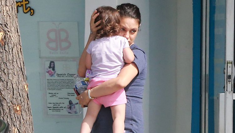 Mila Kunis dando un paseo con su hija