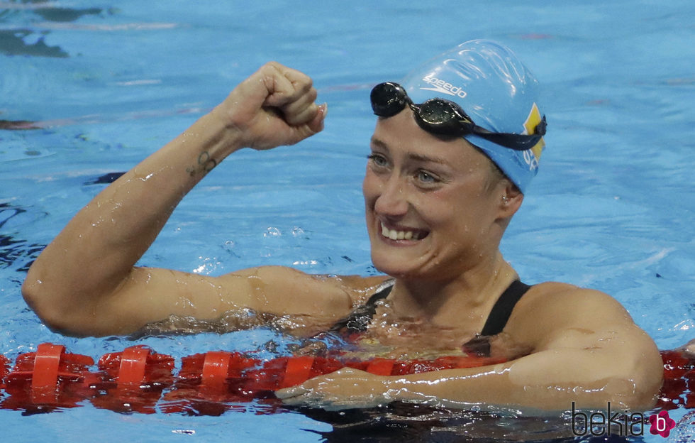 Mireia Belmonte celebrando su medalla de oro en los 200 metros mariposa en Rio 2016