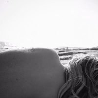 Chloe Grace Moretz sin la parte de arriba del bikini
