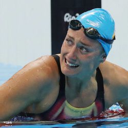 Mireia Belmonte emocionada tras ganar la medalla de oro en 200 metros mariposa en Rio 2016