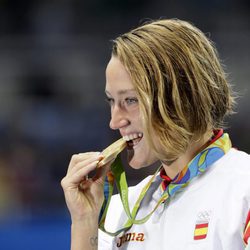 Mireia Belmonte mordiendo la medalla de oro de los 200 metros mariposa en Rio 2016