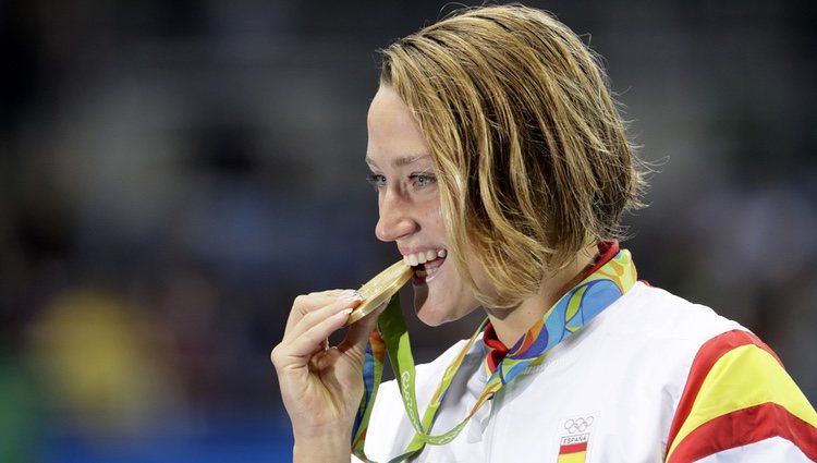 Mireia Belmonte mordiendo la medalla de oro de los 200 metros mariposa en Rio 2016