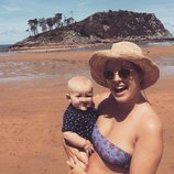 Tania Llasera en la playa con su hijo Pepe Bowie