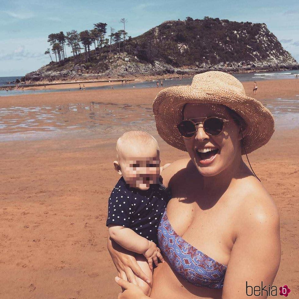 Tania Llasera en la playa con su hijo Pepe Bowie