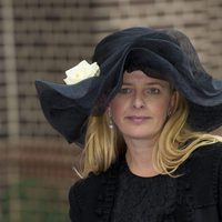 Mabel de Holanda vestida de negro en una boda