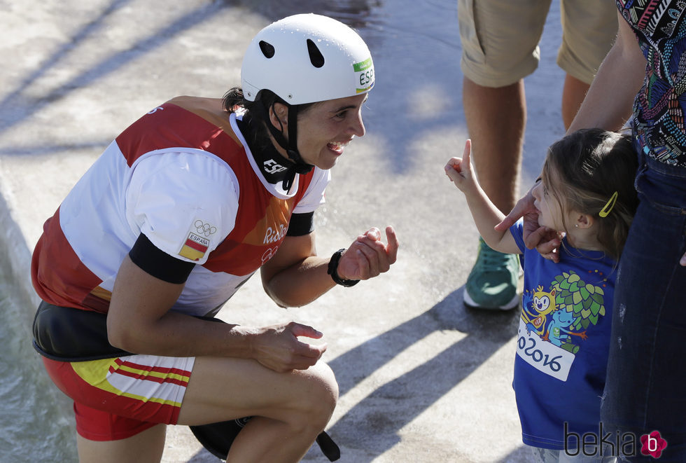 Maialen Chourraut celebra el oro olímpico con su hija
