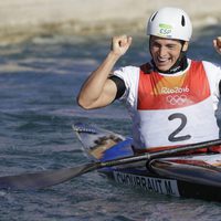 Maialen Chourraut celebrando su medalla en Río 2016
