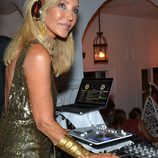 Carmen Lomana de Dj en una fiesta en Marbella