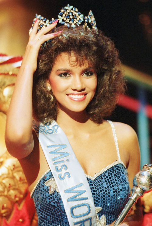 Halle Berry cuando fue al certamen de belleza Miss Mundo
