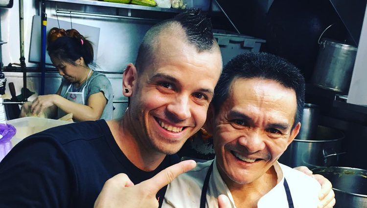 El chef David Muñoz descubriendo la gastronomía de Singapur