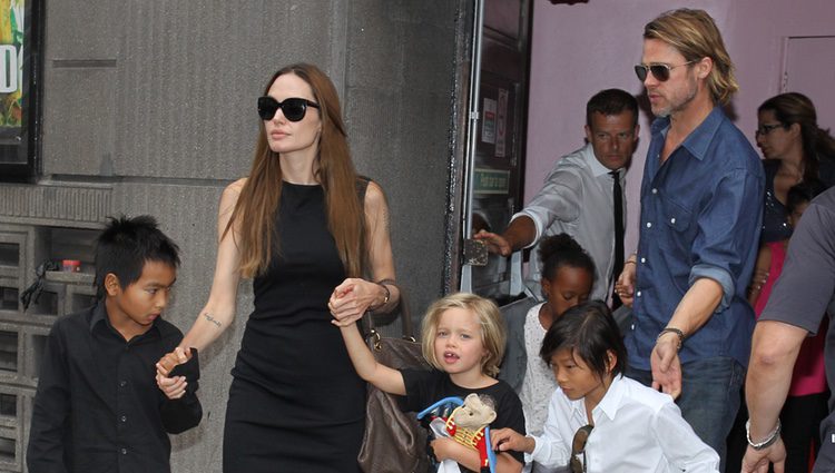 Angelina Jolie y Brad Pitt con cuatro de sus seis hijos