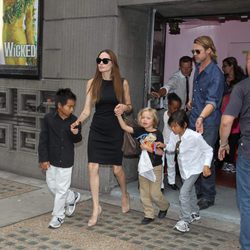 Angelina Jolie y Brad Pitt con cuatro de sus seis hijos